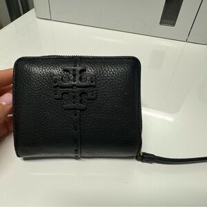 TORY BURCH leather plaque zipped bifold wallet